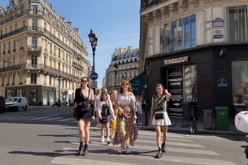 Study abroad students in Paris